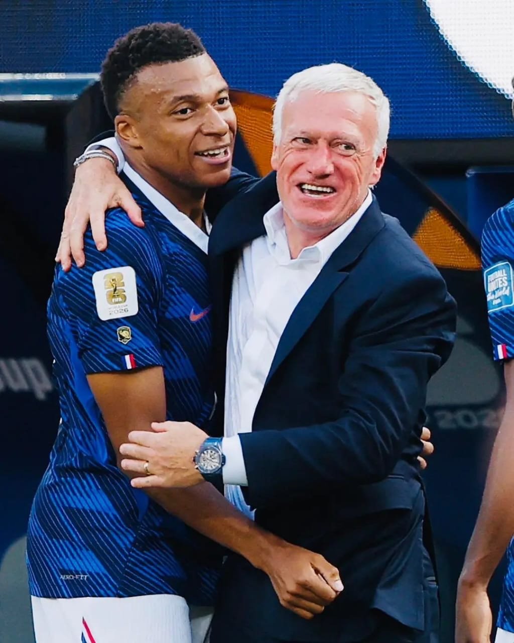 FOOTBALL : Kylian MBAPPE rend un hommage émouvant à Didier Deschamps avant sa dernière danse