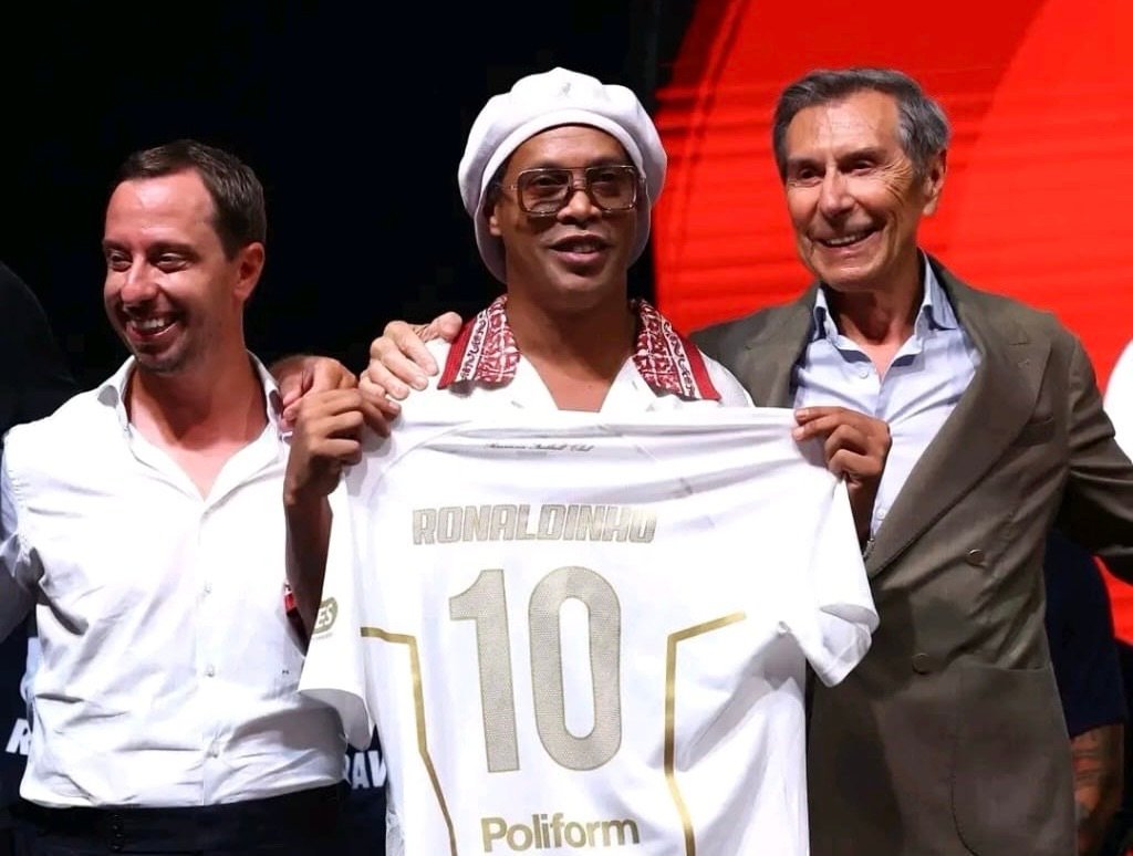 FOOTBALL : 11 ans après, Ronaldinho veut encore faire parler ses pieds